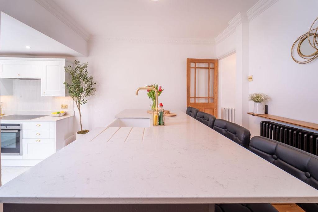 Elegant 3 Bedroom Home In The Centre Of צ'לטנהם מראה חיצוני תמונה