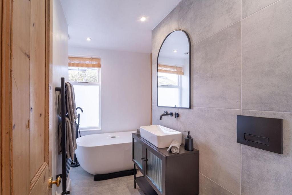 Elegant 3 Bedroom Home In The Centre Of צ'לטנהם מראה חיצוני תמונה