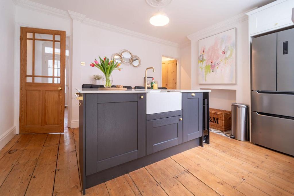 Elegant 3 Bedroom Home In The Centre Of צ'לטנהם מראה חיצוני תמונה